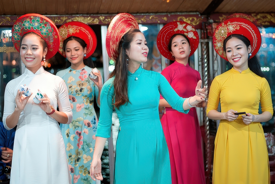 Bout Tour Hue - Enjoy Music Folk Song