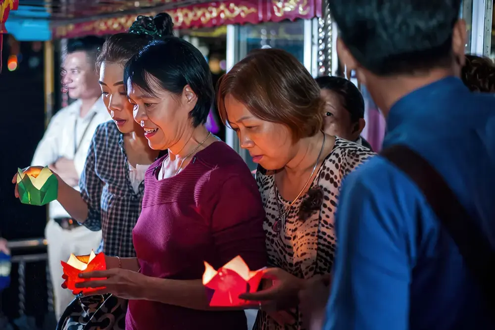Bout Tour Hue - Participate In A Lantern Ceremony