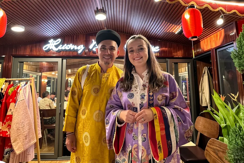 Bout Tour Hue - Dress Up In Ancient Clothes