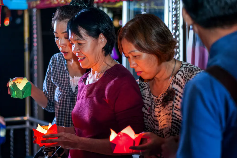 Bout Tour Hue - Participate In A Lantern Ceremony